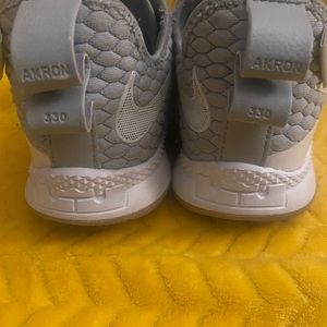 LeBron witness 3 Basketball shoes